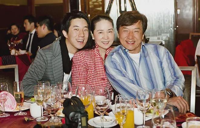 成龙跟儿子罕见同框，43岁房祖名被曝生病，戴帽子掩盖病情（组图） - 17