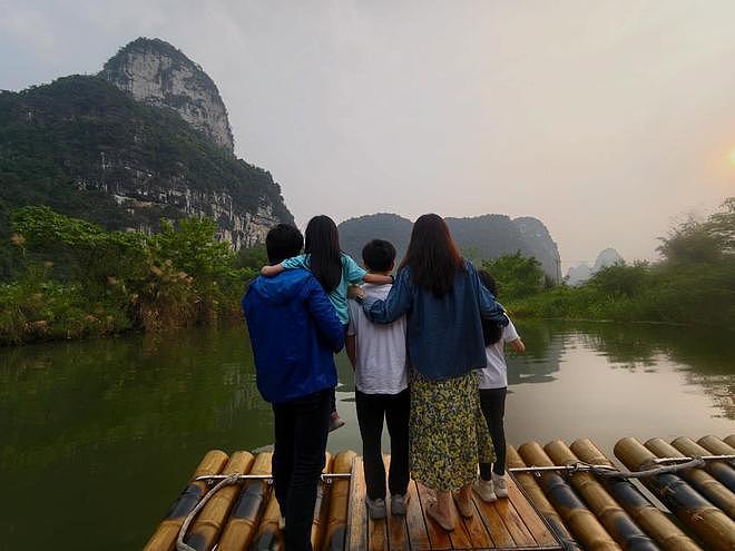 郭晶晶一家5口游广西，12岁霍中曦牵着妈妈的手，爸爸像保镖（组图） - 4