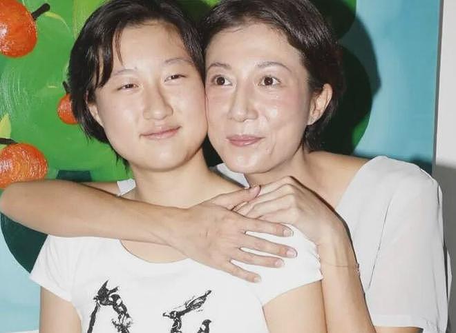 成龙跟儿子罕见同框，43岁房祖名被曝生病，戴帽子掩盖病情（组图） - 21
