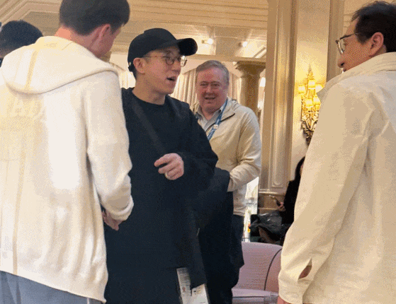 成龙跟儿子罕见同框，43岁房祖名被曝生病，戴帽子掩盖病情（组图） - 5