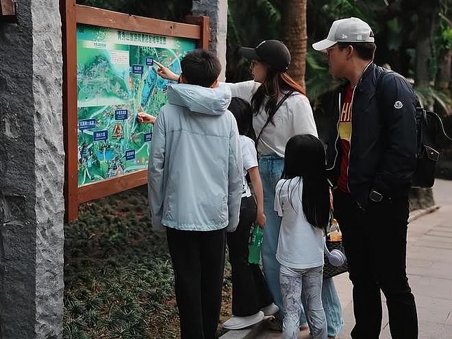 郭晶晶一家5口游广西，12岁霍中曦牵着妈妈的手，爸爸像保镖（组图） - 7