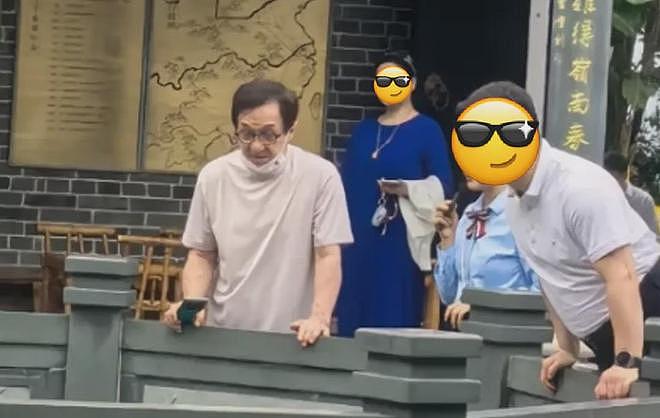 成龙跟儿子罕见同框，43岁房祖名被曝生病，戴帽子掩盖病情（组图） - 2