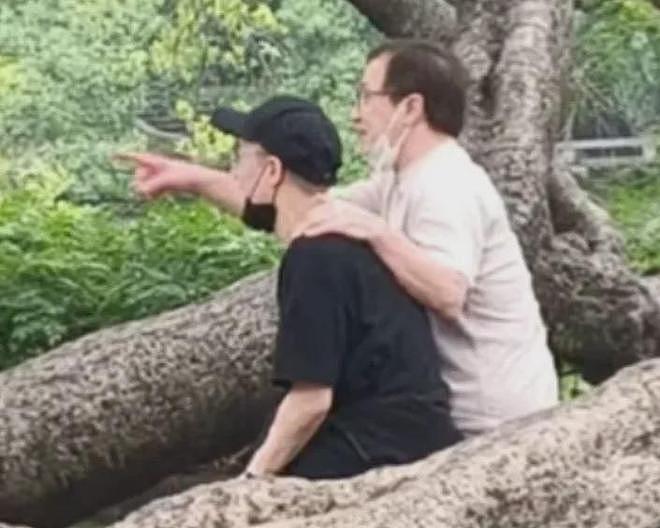 成龙跟儿子罕见同框，43岁房祖名被曝生病，戴帽子掩盖病情（组图） - 1
