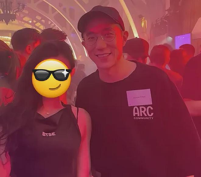 成龙跟儿子罕见同框，43岁房祖名被曝生病，戴帽子掩盖病情（组图） - 10