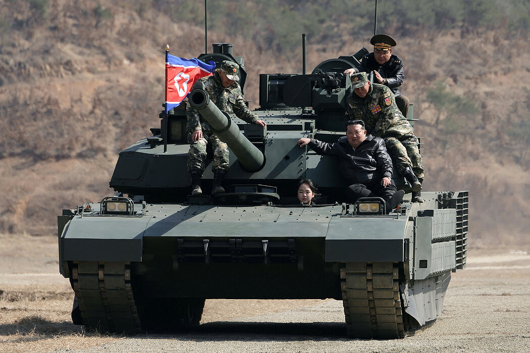 金正恩女儿驾驶坦克影像曝光，为“接班”铺路（图） - 1