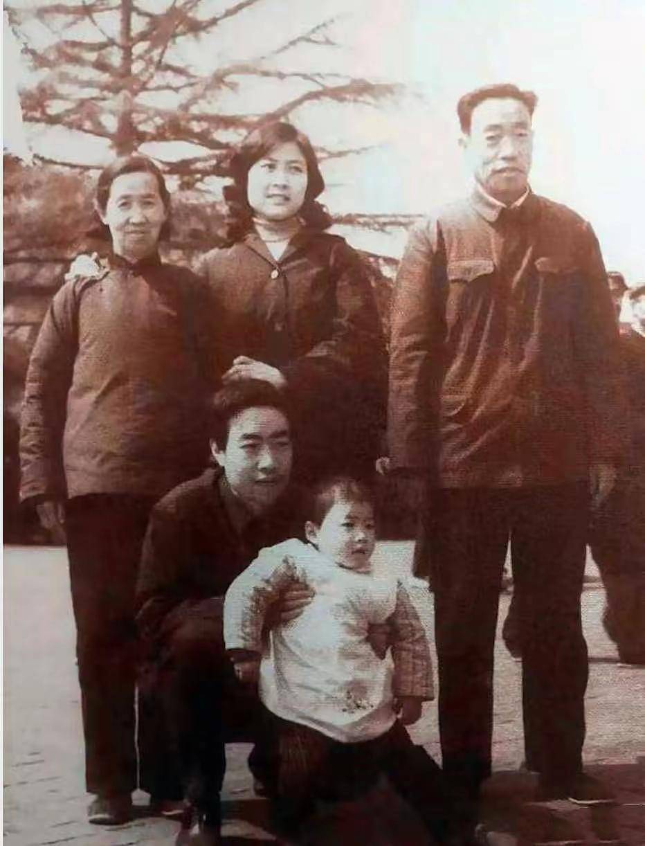 贾平凹之女贾浅浅：多篇论文被指抄袭，单亲家庭长大的她婚姻幸福（组图） - 5