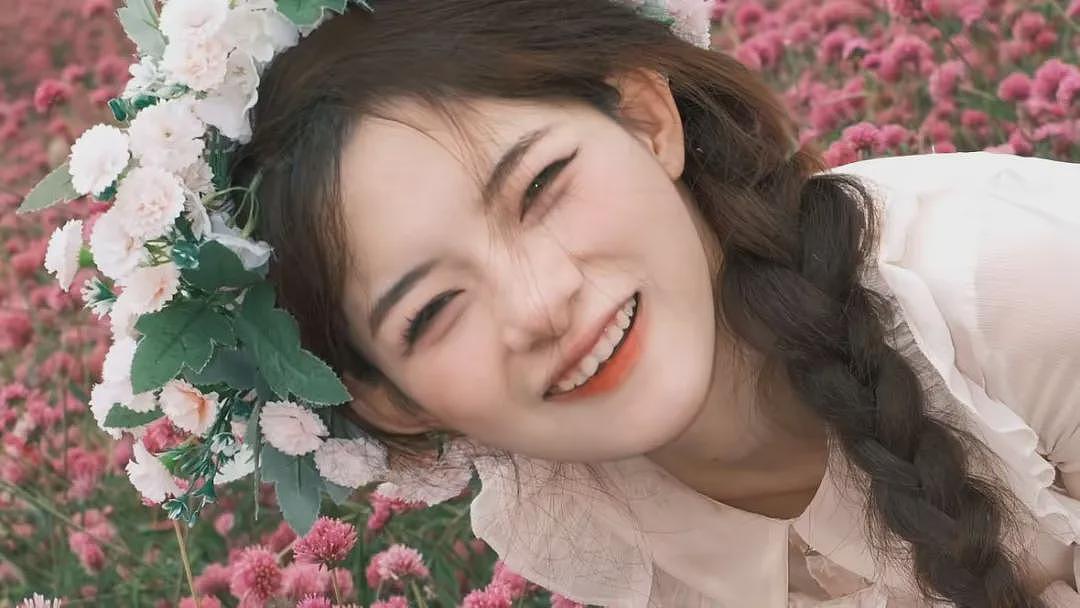 【情感】00后脑瘫女孩做美妆博主,帮家里还债40余万,网友:她好美,像天使(组图) - 1