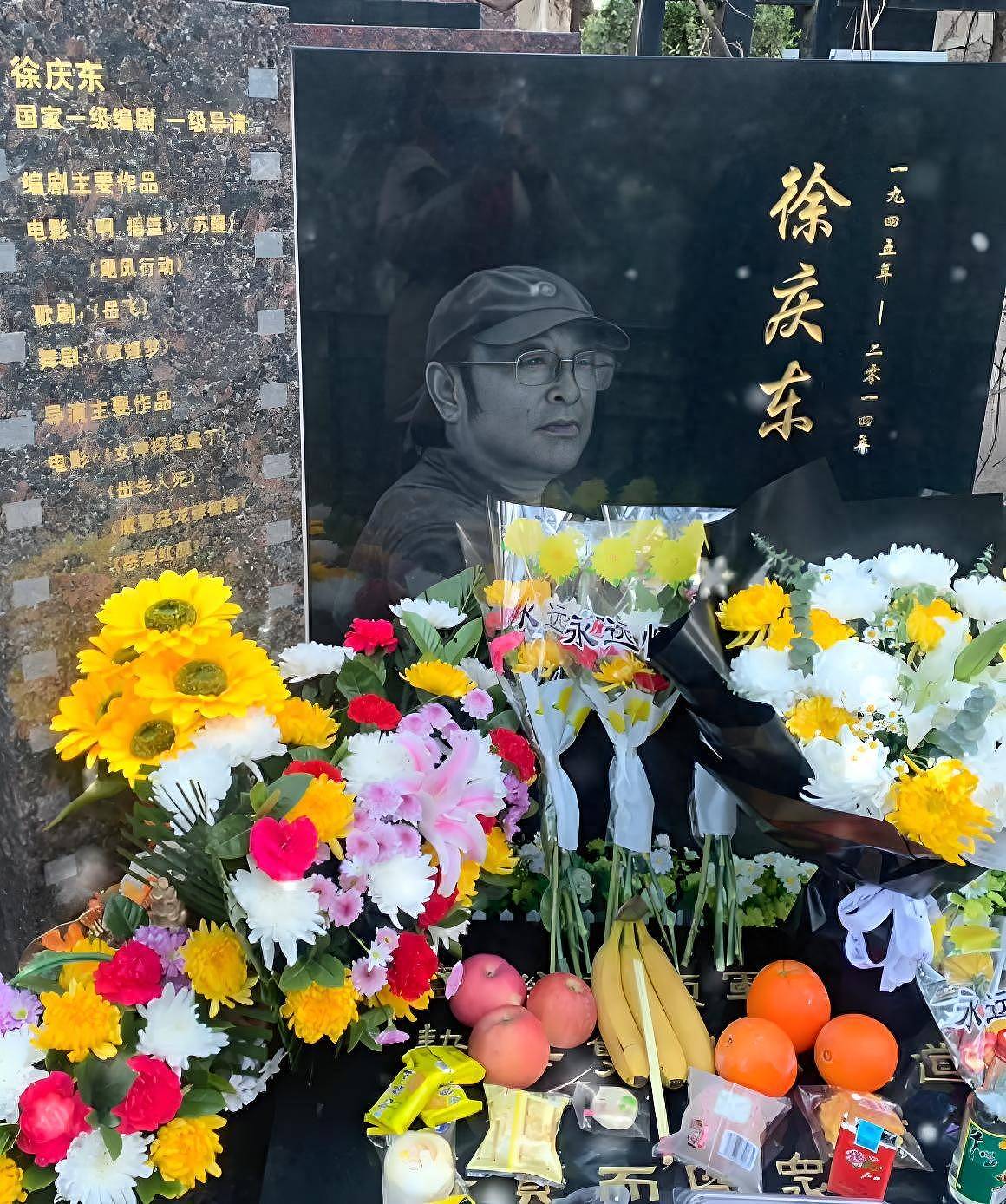 女星王茜给导演男友扫墓！挚爱离世12年，58岁的她至今单身（组图） - 1