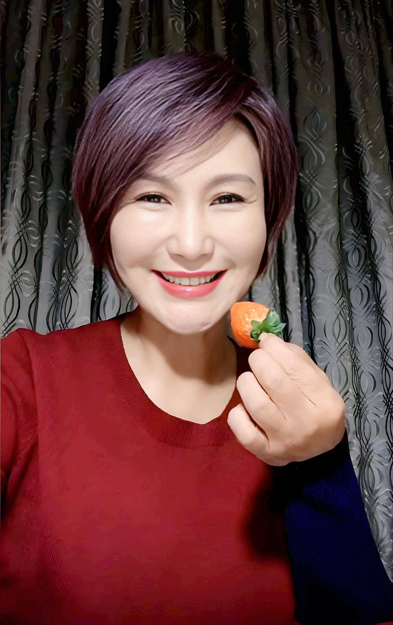 女星王茜给导演男友扫墓！挚爱离世12年，58岁的她至今单身（组图） - 7