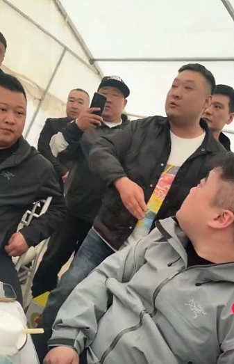 豪车当陪葬品!辽宁土豪活埋百万新车,车牌还配“8888”(视频/组图) - 3