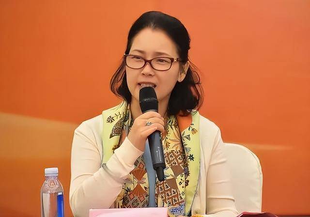 国内套现7个亿后,她露出了身后的美国国旗(组图) - 10