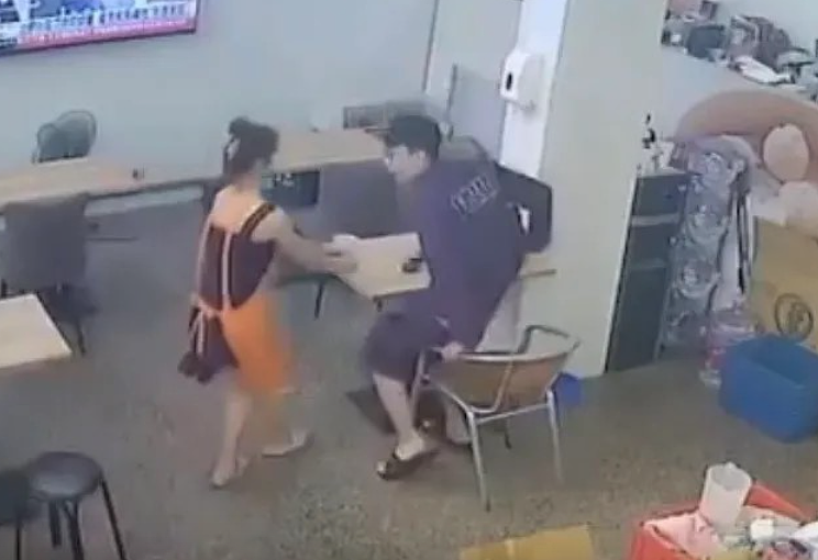 20岁眼镜男豆浆店只因老板娘“太辣”,公然脱裤打飞机画面曝!网友:恶心(视频/组图) - 1