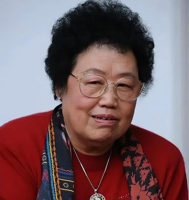 陈丽华告别仪式，马德华掩面哭泣，朱军白岩松胸前戴白花悼念（组图） - 7