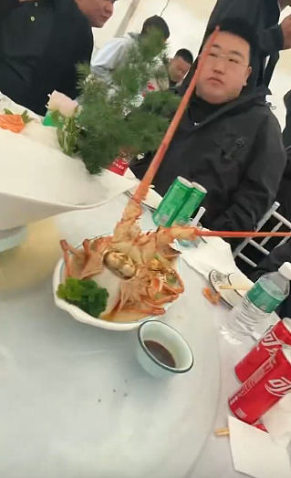 豪车当陪葬品!辽宁土豪活埋百万新车,车牌还配“8888”(视频/组图) - 4