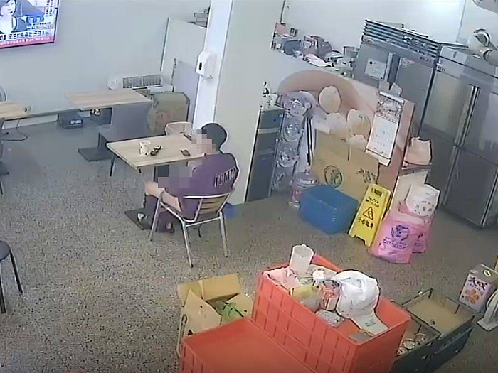 20岁眼镜男豆浆店只因老板娘“太辣”,公然脱裤打飞机画面曝!网友:恶心(视频/组图) - 3