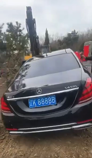 豪车当陪葬品!辽宁土豪活埋百万新车,车牌还配“8888”(视频/组图) - 1