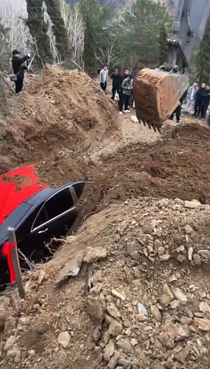 豪车当陪葬品!辽宁土豪活埋百万新车,车牌还配“8888”(视频/组图) - 5