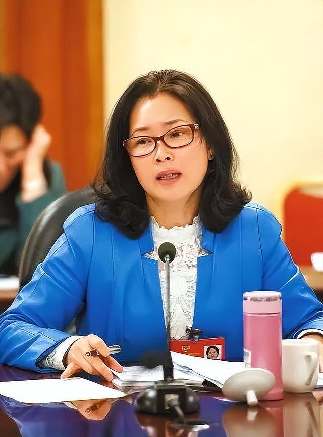 国内套现7个亿后,她露出了身后的美国国旗(组图) - 5