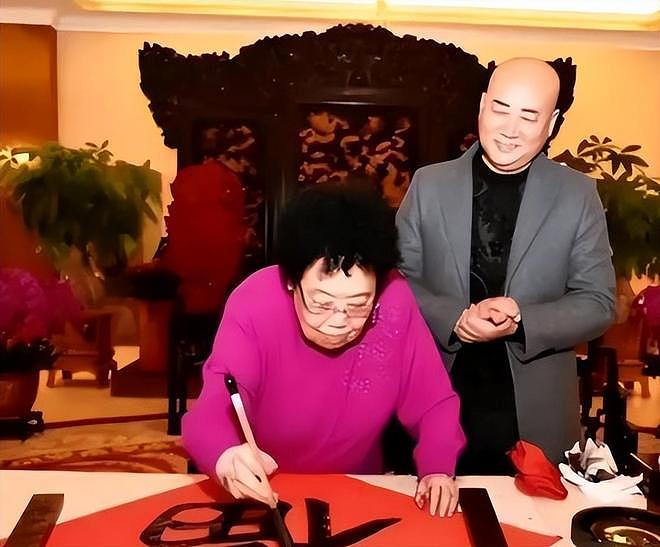 陈丽华告别仪式，马德华掩面哭泣，朱军白岩松胸前戴白花悼念（组图） - 15