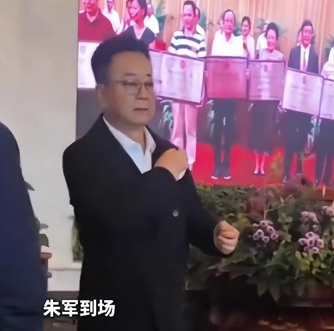 陈丽华告别仪式，马德华掩面哭泣，朱军白岩松胸前戴白花悼念（组图） - 8