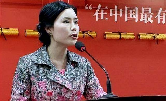 国内套现7个亿后,她露出了身后的美国国旗(组图) - 12