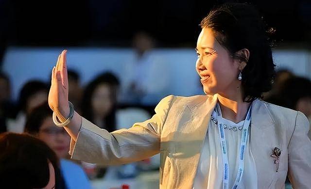 国内套现7个亿后,她露出了身后的美国国旗(组图) - 9