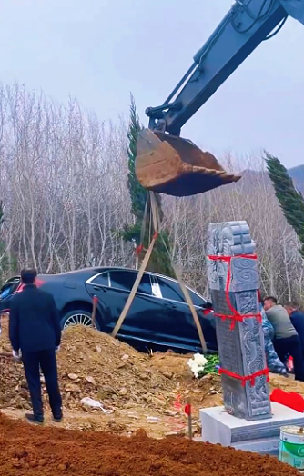 豪车当陪葬品!辽宁土豪活埋百万新车,车牌还配“8888”(视频/组图) - 6