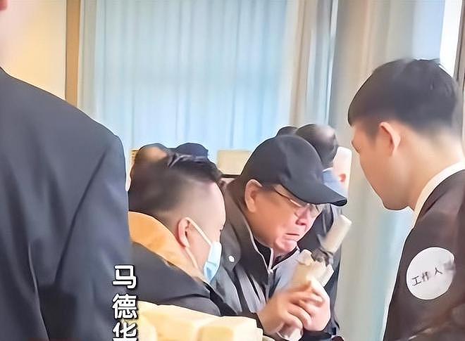 陈丽华告别仪式，马德华掩面哭泣，朱军白岩松胸前戴白花悼念（组图） - 10