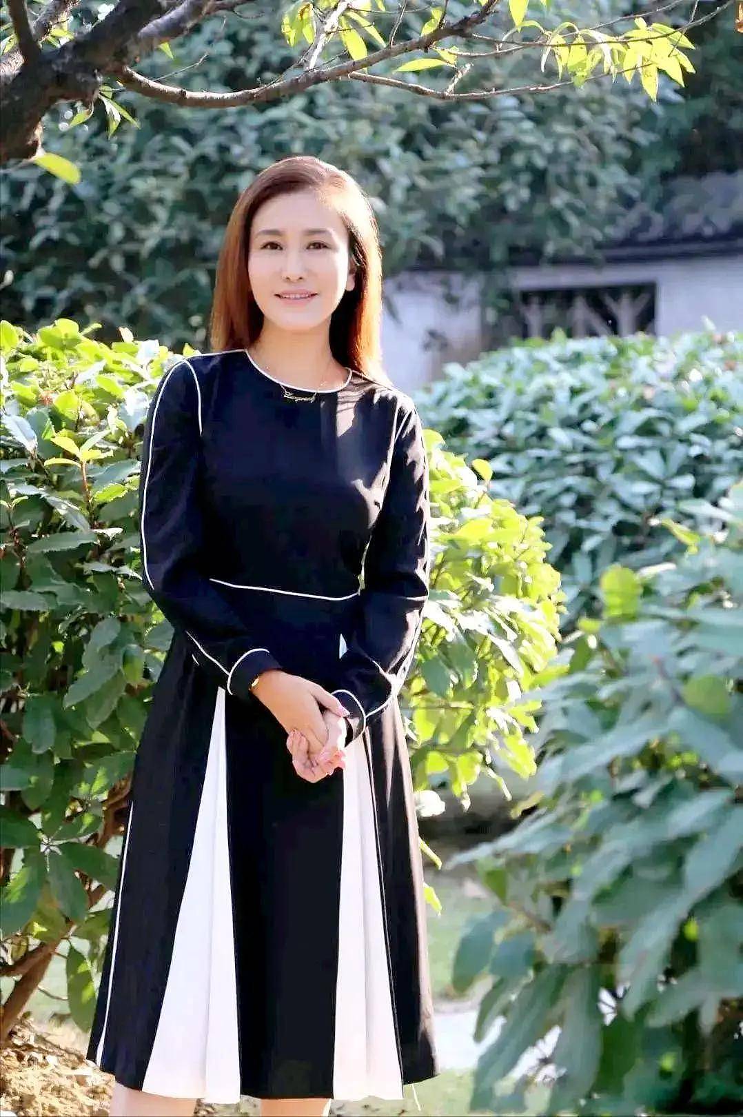 女星王茜给导演男友扫墓！挚爱离世12年，58岁的她至今单身（组图） - 5