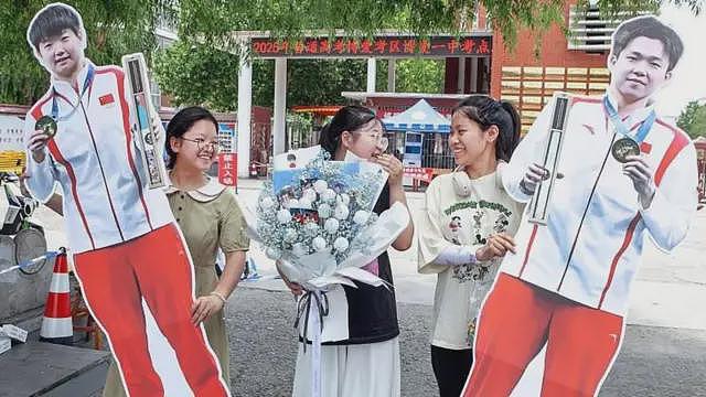 外媒：从全红婵的哽咽到网暴和饭圈再现！体育明星遭“侵入式监控”难题待解（组图） - 3