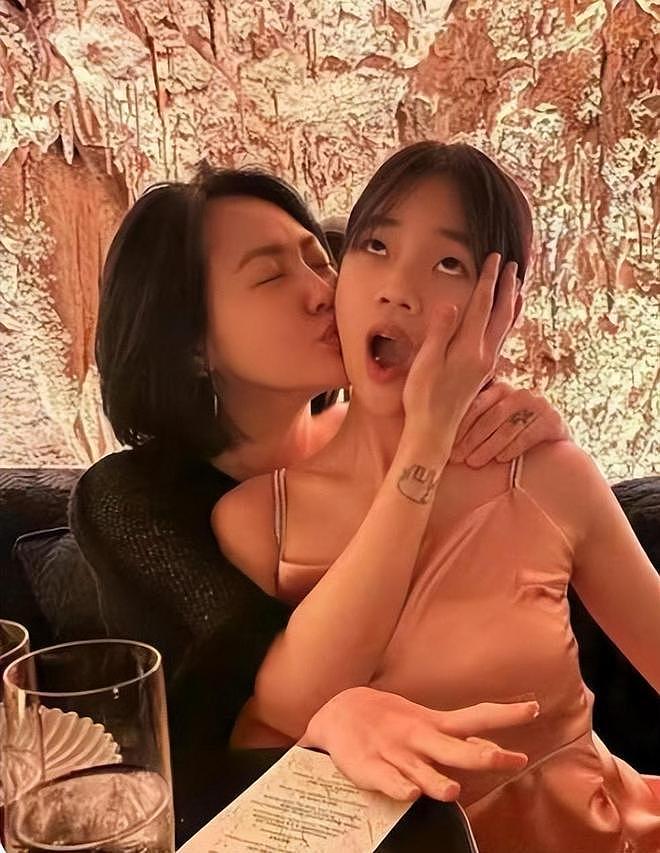 许老三庆祝小S回归工作，给妈妈送鲜花，她手捧鲜花好漂亮（组图） - 8