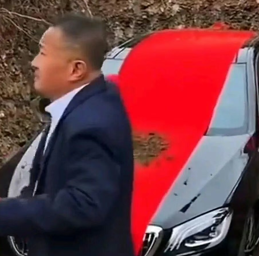 儿子用百万奔驰S450给亲爹陪葬！真车盖红布用土埋视频全网疯传真相来了（视频/组图） - 10