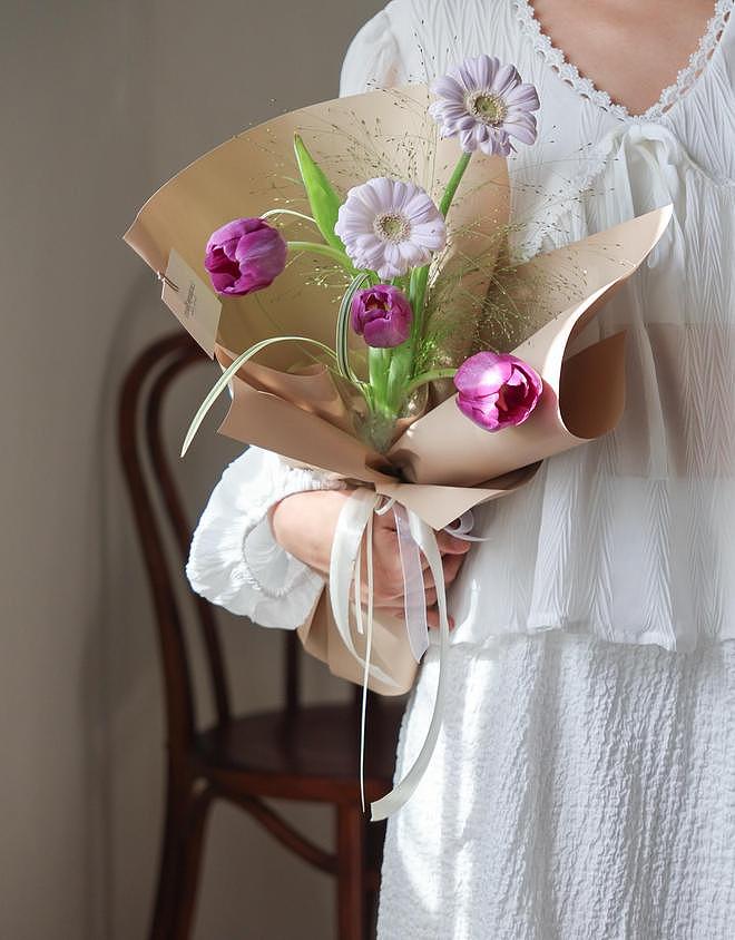 许老三庆祝小S回归工作，给妈妈送鲜花，她手捧鲜花好漂亮（组图） - 3