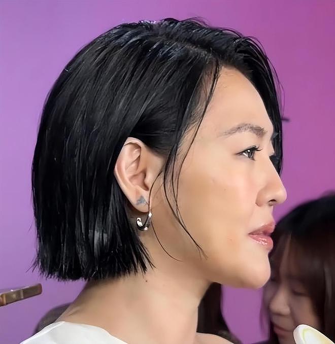 许老三庆祝小S回归工作，给妈妈送鲜花，她手捧鲜花好漂亮（组图） - 9