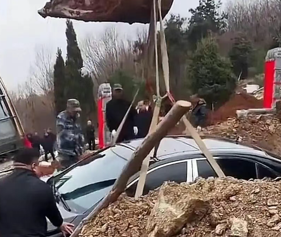 儿子用百万奔驰S450给亲爹陪葬！真车盖红布用土埋视频全网疯传真相来了（视频/组图） - 6