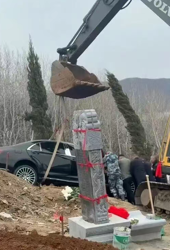 儿子用百万奔驰S450给亲爹陪葬！真车盖红布用土埋视频全网疯传真相来了（视频/组图） - 8