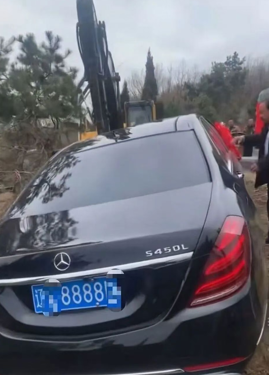 儿子用百万奔驰S450给亲爹陪葬！真车盖红布用土埋视频全网疯传真相来了（视频/组图） - 9