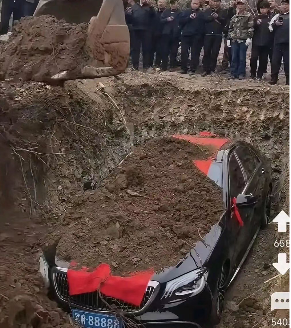 儿子用百万奔驰S450给亲爹陪葬！真车盖红布用土埋视频全网疯传真相来了（视频/组图） - 5