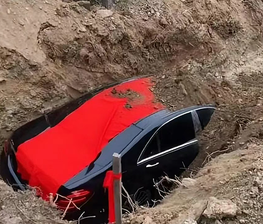 儿子用百万奔驰S450给亲爹陪葬！真车盖红布用土埋视频全网疯传真相来了（视频/组图） - 4