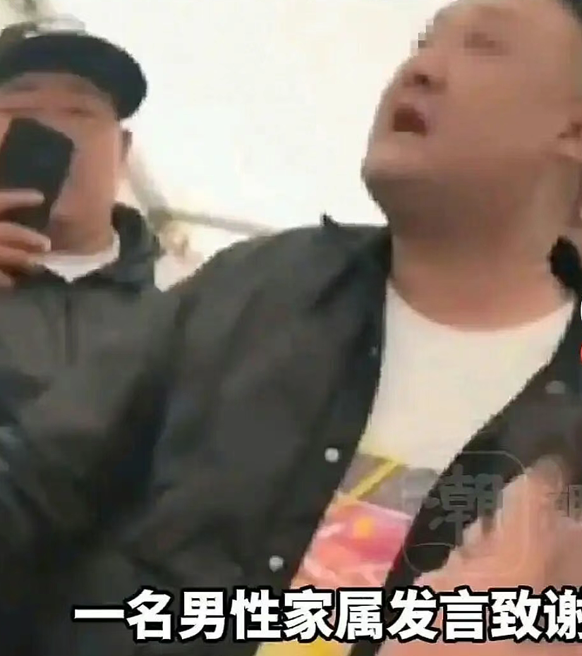 儿子用百万奔驰S450给亲爹陪葬！真车盖红布用土埋视频全网疯传真相来了（视频/组图） - 1