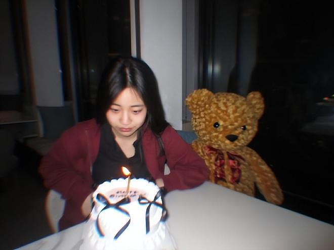 许老三庆祝小S回归工作，给妈妈送鲜花，她手捧鲜花好漂亮（组图） - 5