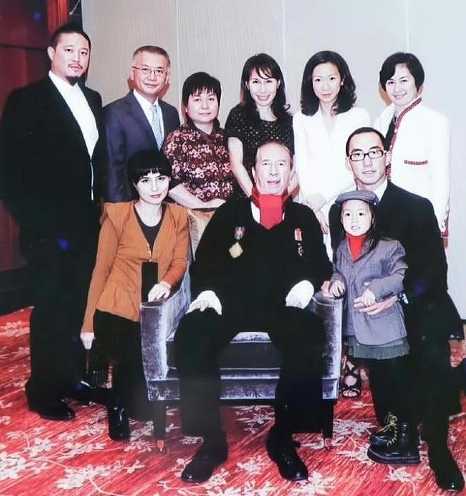 何超琼和妹妹何超蕸的家族合影，那时候的赌王何鸿燊还很年轻（组图） - 15