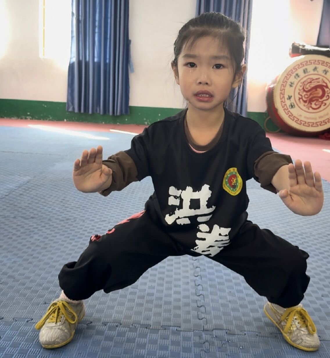 广东5岁女童热爱武术，擅长洪拳马步练到哭！5月将参加武术大赛（视频/组图） - 2