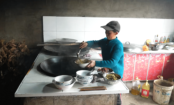 【情感】“我有个了不起的婆婆”，59岁重庆嬢嬢无偿给残疾母子送饭23年，看哭百万网友！（组图） - 3