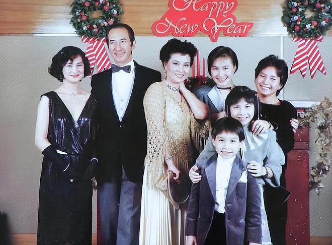 何超琼和妹妹何超蕸的家族合影，那时候的赌王何鸿燊还很年轻（组图） - 11