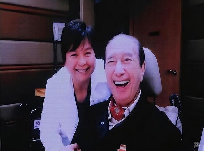 何超琼和妹妹何超蕸的家族合影，那时候的赌王何鸿燊还很年轻（组图） - 17