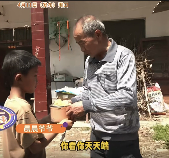 9岁男童藏肉尽孝，妇联出手帮扶（组图） - 3