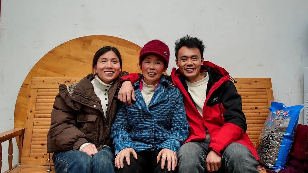 【情感】“我有个了不起的婆婆”，59岁重庆嬢嬢无偿给残疾母子送饭23年，看哭百万网友！（组图） - 1