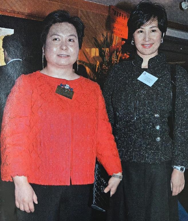 何超琼和妹妹何超蕸的家族合影，那时候的赌王何鸿燊还很年轻（组图） - 2