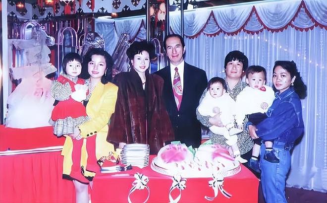 何超琼和妹妹何超蕸的家族合影，那时候的赌王何鸿燊还很年轻（组图） - 5